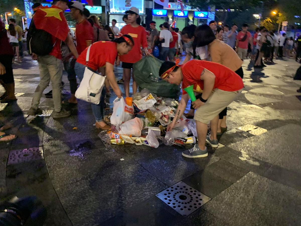 Hành động đẹp nhất đêm nay: Bạn trẻ Sài Gòn nán lại dọn rác Phố đi bộ sau khi đội tuyển Việt Nam vỡ oà chiến thắng Ảnh 4