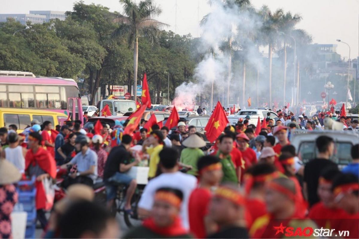 Dàn mỹ nhân 'đốt cháy' khán đài Mỹ Đình, mừng Việt Nam vào chung kết Ảnh 1