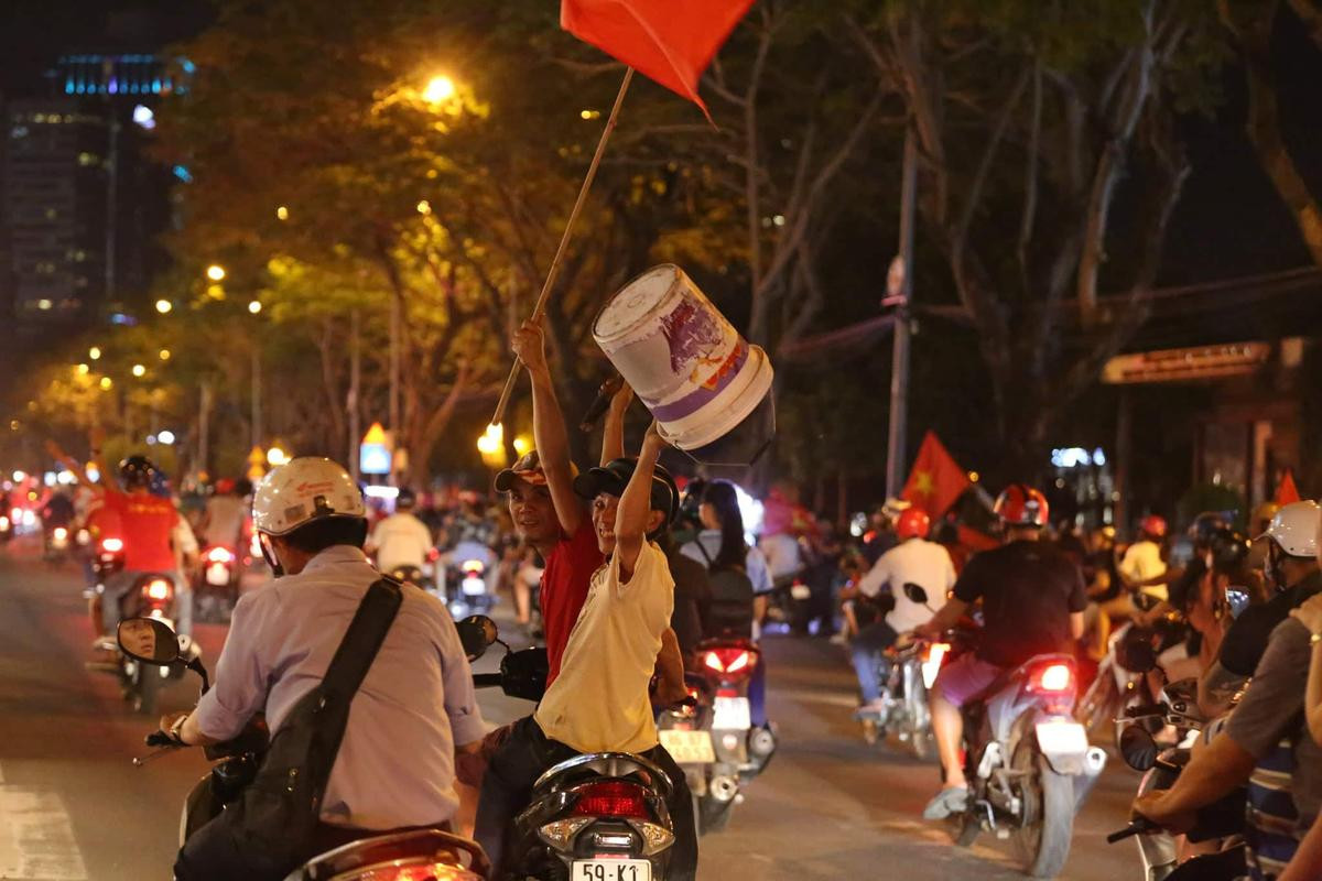 Dòng người tràn xuống đường, kèn hoa pháo sáng và tiếng hò reo ngút trời ăn mừng chiến thắng của tuyển Việt Nam Ảnh 6