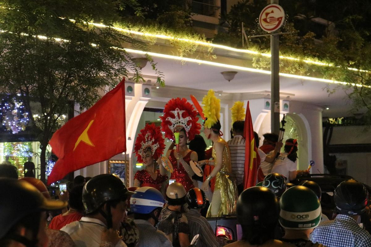 Dòng người tràn xuống đường, kèn hoa pháo sáng và tiếng hò reo ngút trời ăn mừng chiến thắng của tuyển Việt Nam Ảnh 9