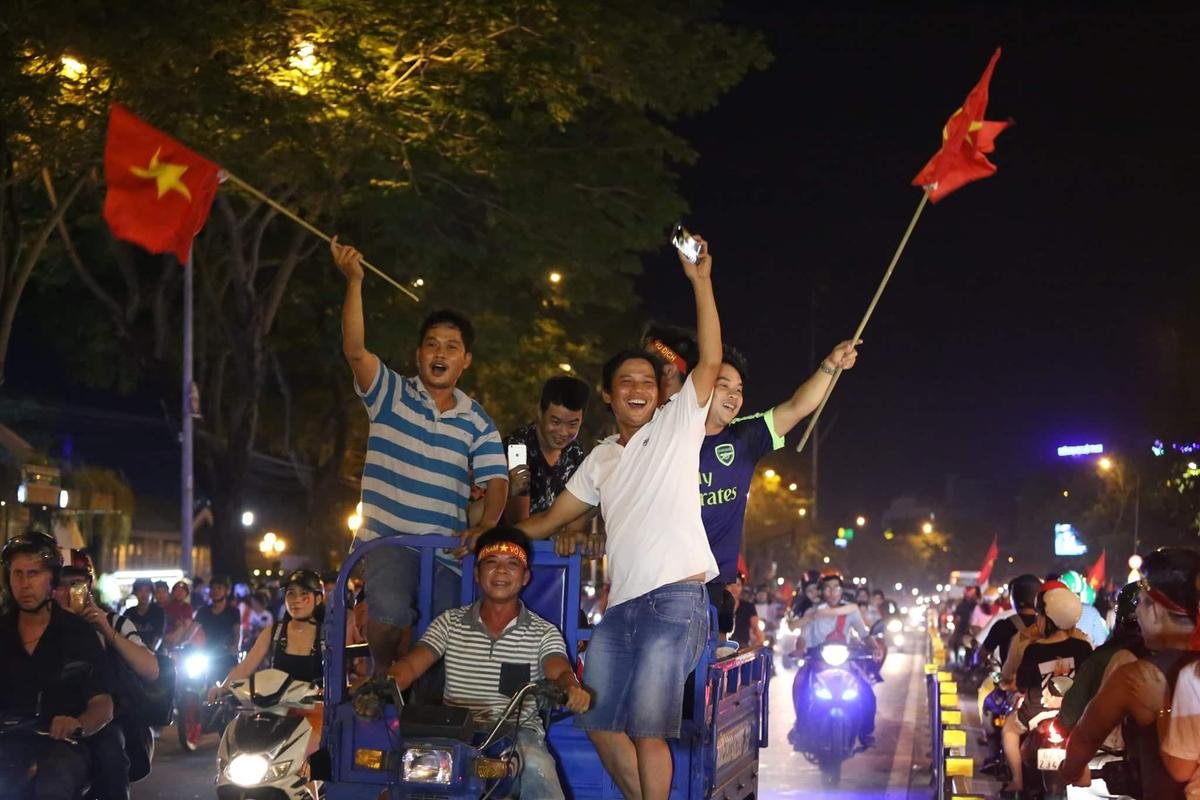 Muôn kiểu bày tỏ cảm xúc đầy hứng khởi của cổ động viên: Người nhảy lên tung bay cả áo, kẻ mếu máo che mặt vì quá vui mừng Ảnh 3