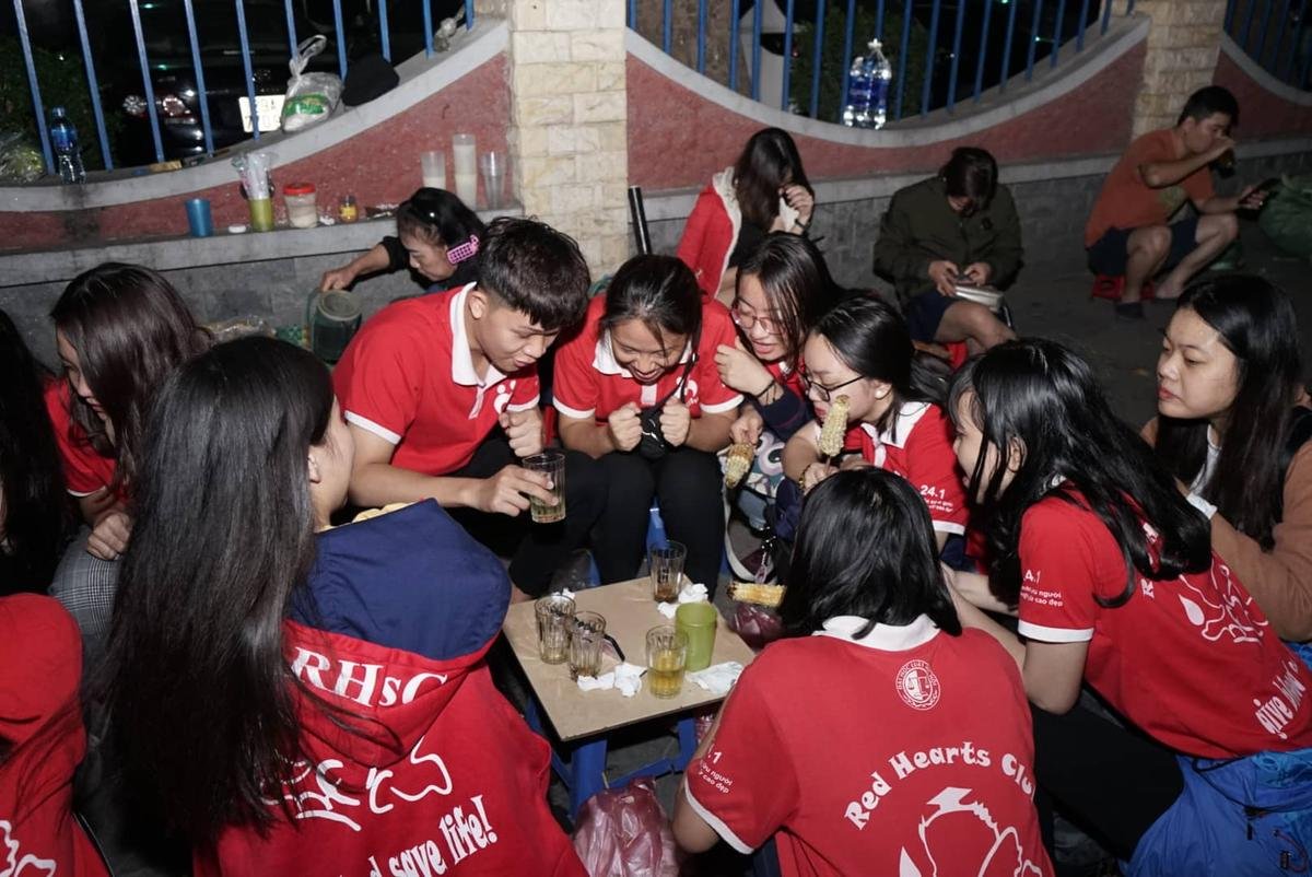 Muôn kiểu bày tỏ cảm xúc đầy hứng khởi của cổ động viên: Người nhảy lên tung bay cả áo, kẻ mếu máo che mặt vì quá vui mừng Ảnh 4