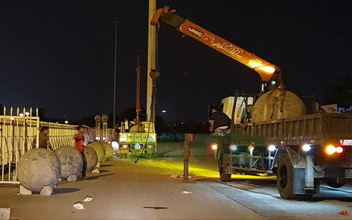 500 anh em thi nhau 'réo tên' thầy phong thủy di chuyển 40 quả bóng bê tông ở SVĐ Mỹ Đình để nhờ phá 'dớp ế thâm niên' Ảnh 1