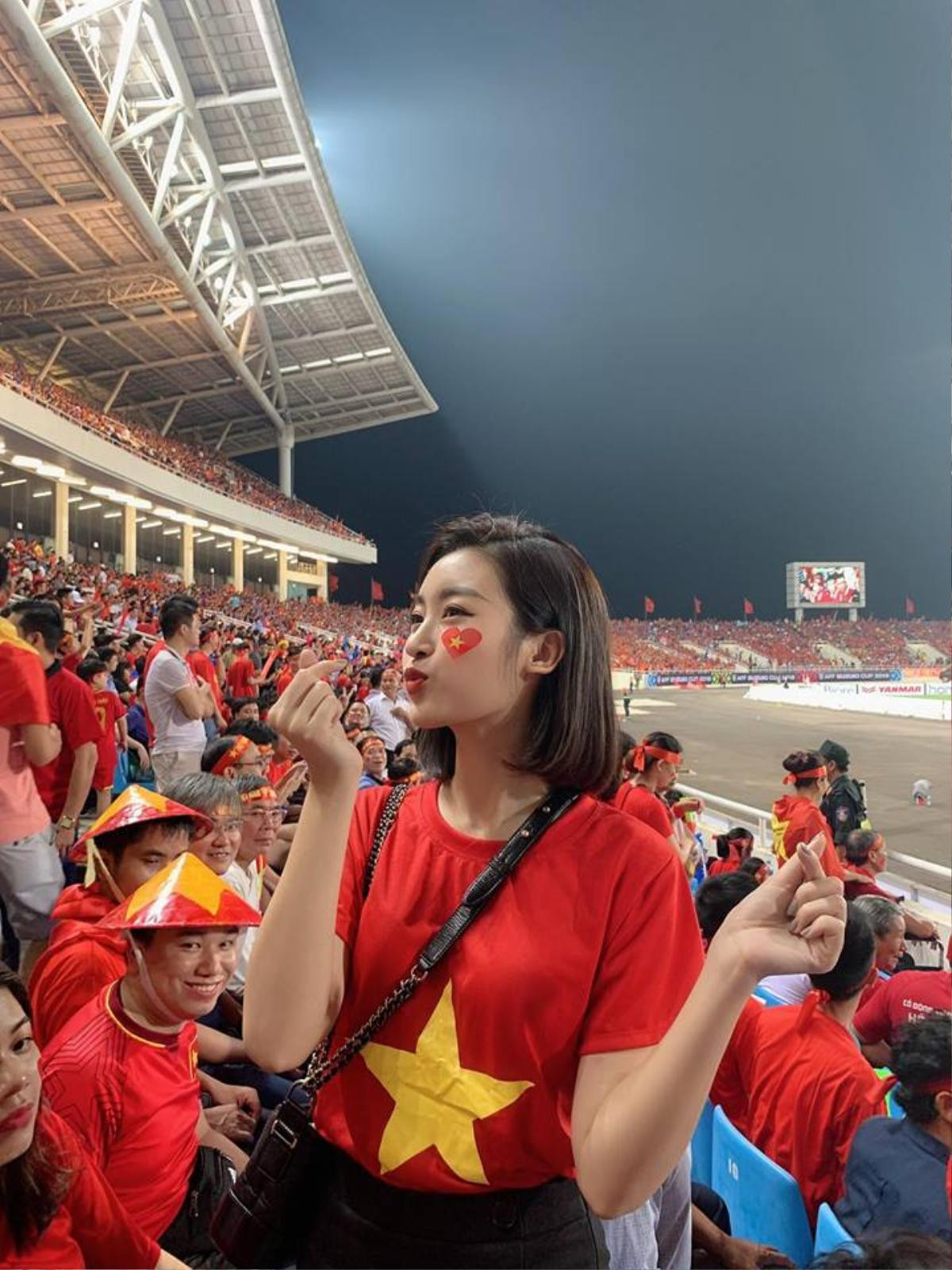 Hoa hậu Đỗ Mỹ Linh xinh đẹp rạng rỡ, 'quẩy tới bến' khi Việt Nam vào chung kết AFF Cup Ảnh 3