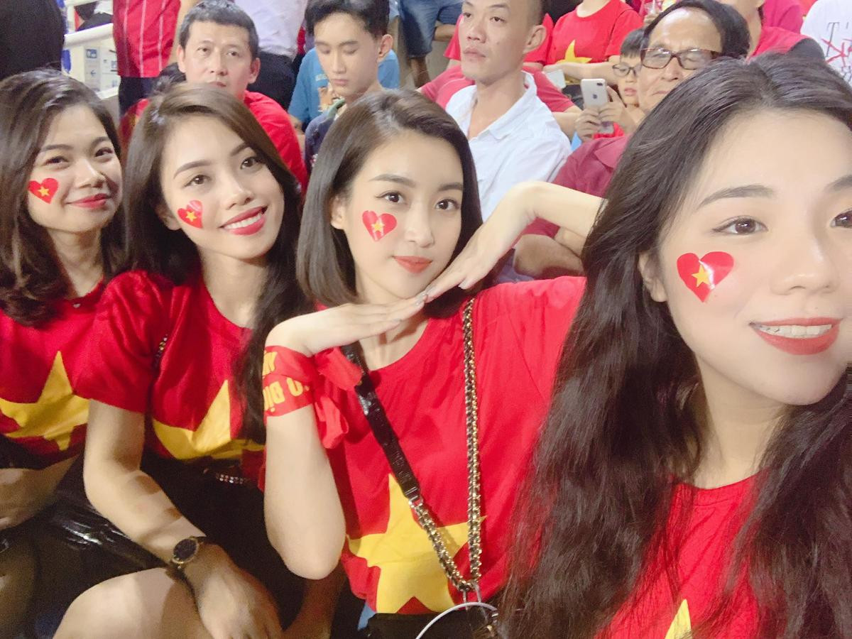 Hoa hậu Đỗ Mỹ Linh xinh đẹp rạng rỡ, 'quẩy tới bến' khi Việt Nam vào chung kết AFF Cup Ảnh 1