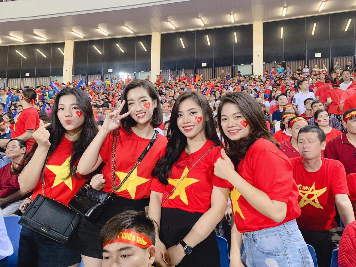 Hoa hậu Đỗ Mỹ Linh xinh đẹp rạng rỡ, 'quẩy tới bến' khi Việt Nam vào chung kết AFF Cup Ảnh 2