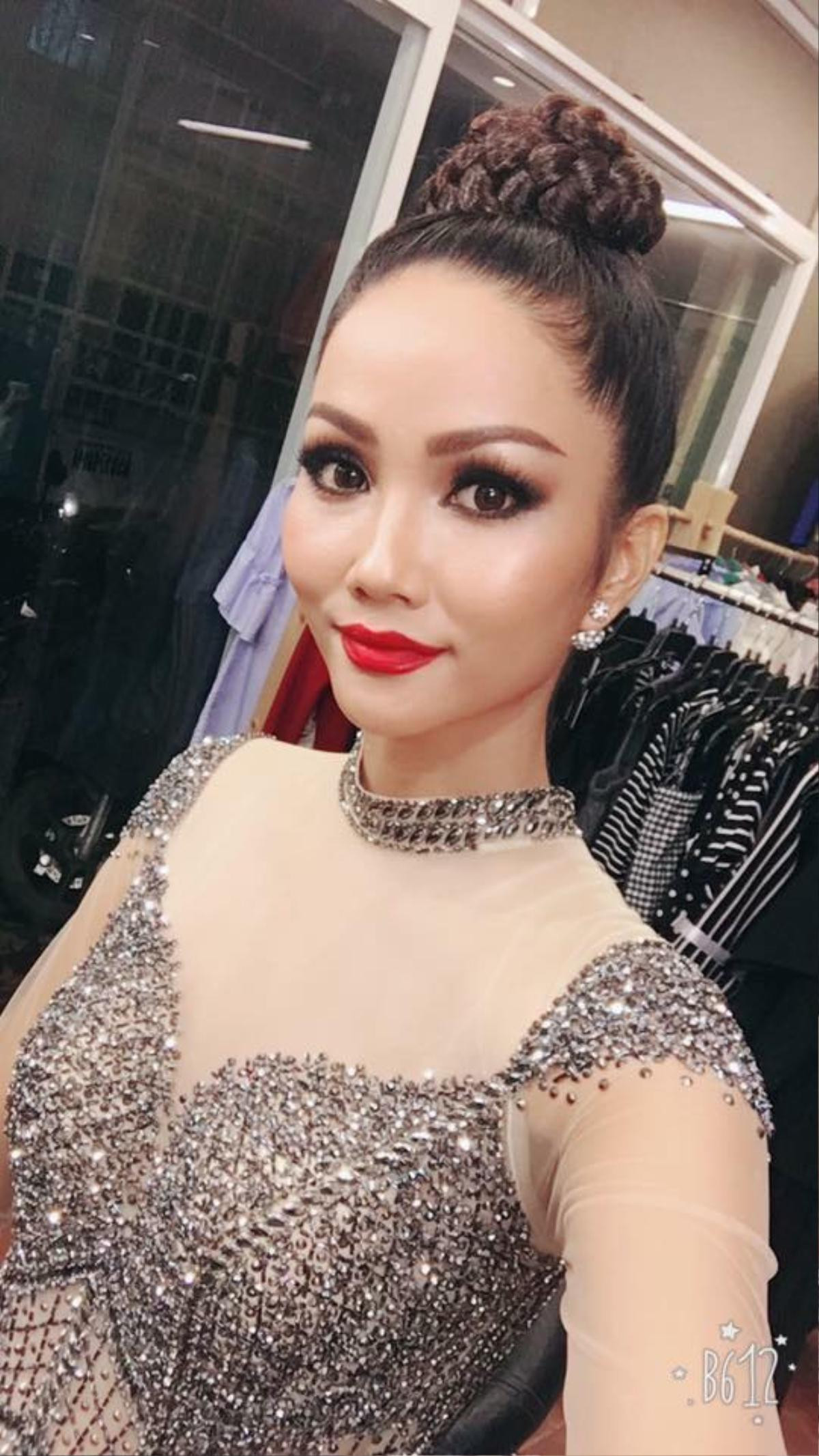 Thay đổi kiểu tóc nhanh 'chóng mặt', H'Hen Niê xuất hiện với thần thái như thế nào tại Miss Universe Ảnh 1