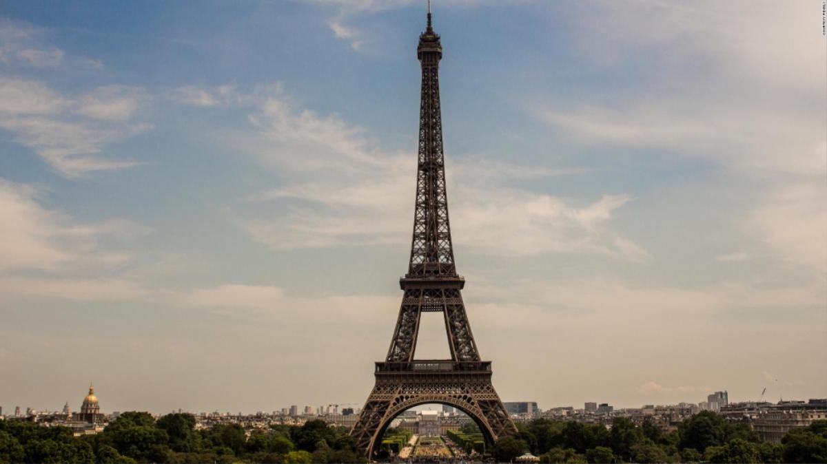 Pháp đóng cửa tháp Eiffel, triển khai loạt xe thiết giáp Ảnh 1