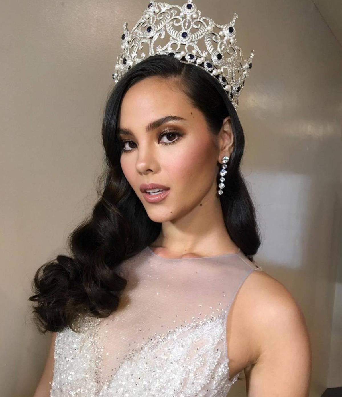 Miss Universe 2018: Đại diện Philippines bị nghi ngờ nâng ngực, hoa hậu Albania trốn khỏi khách sạn đi chơi? Ảnh 4