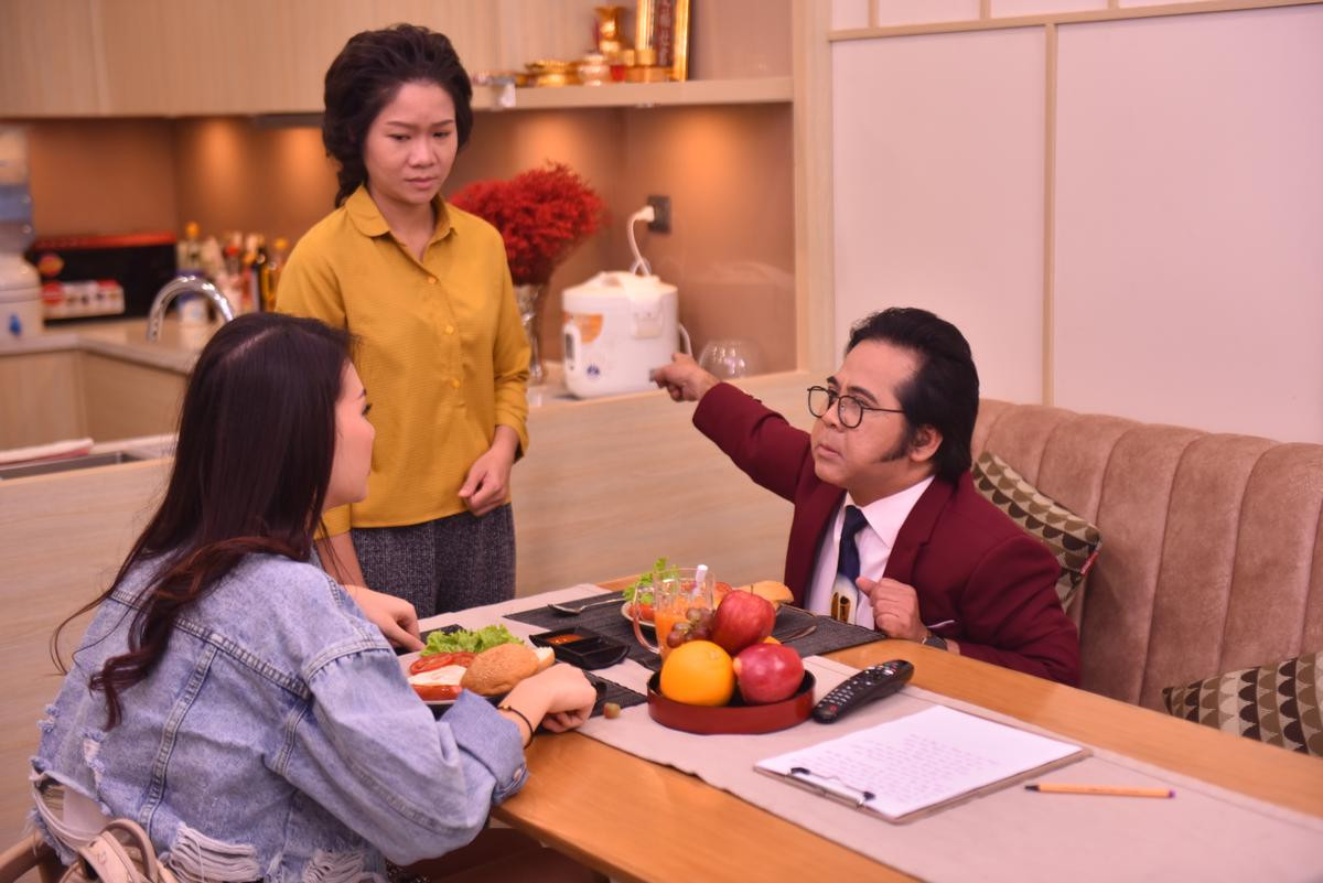 Giải vàng siêu mẫu Quỳnh Hoa bất ngờ bị NS Bạch Long 'nổi cơn tam bành', đuổi ra khỏi nhà trong sitcom Hoán đổi thanh xuân Ảnh 2