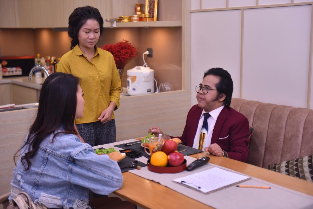 Giải vàng siêu mẫu Quỳnh Hoa bất ngờ bị NS Bạch Long 'nổi cơn tam bành', đuổi ra khỏi nhà trong sitcom Hoán đổi thanh xuân Ảnh 1