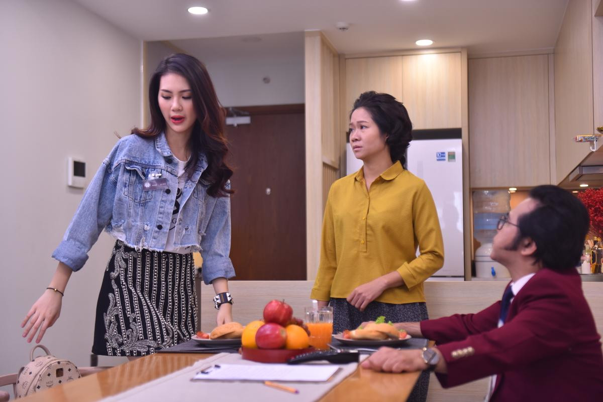 Giải vàng siêu mẫu Quỳnh Hoa bất ngờ bị NS Bạch Long 'nổi cơn tam bành', đuổi ra khỏi nhà trong sitcom Hoán đổi thanh xuân Ảnh 3