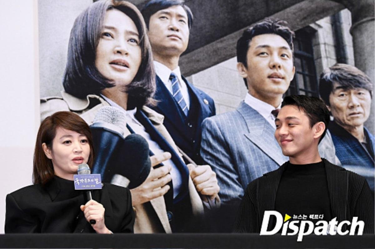 Sự kiện phim 'Default': Han Ji Min bí mật xuất hiện khiến Yoo Ah In ngại ngùng, Kim Hye Soo ôm chầm vì hạnh phúc Ảnh 2