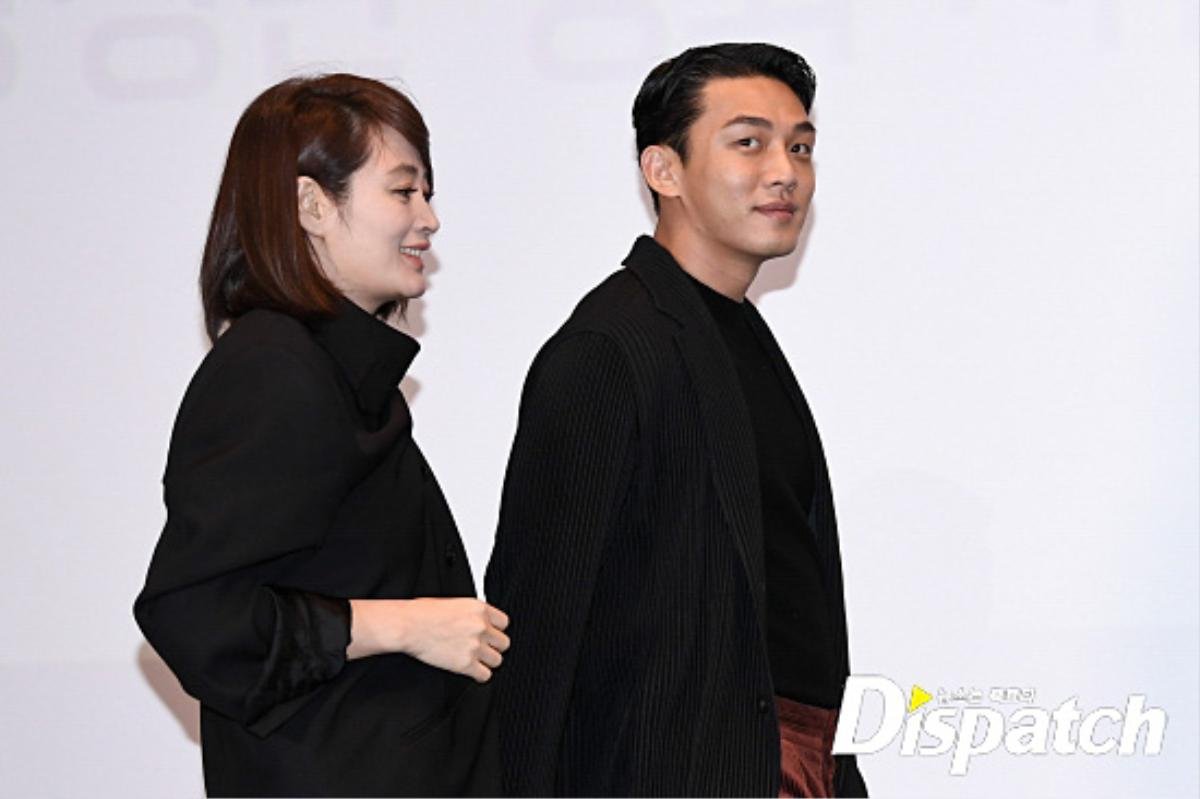 Sự kiện phim 'Default': Han Ji Min bí mật xuất hiện khiến Yoo Ah In ngại ngùng, Kim Hye Soo ôm chầm vì hạnh phúc Ảnh 1