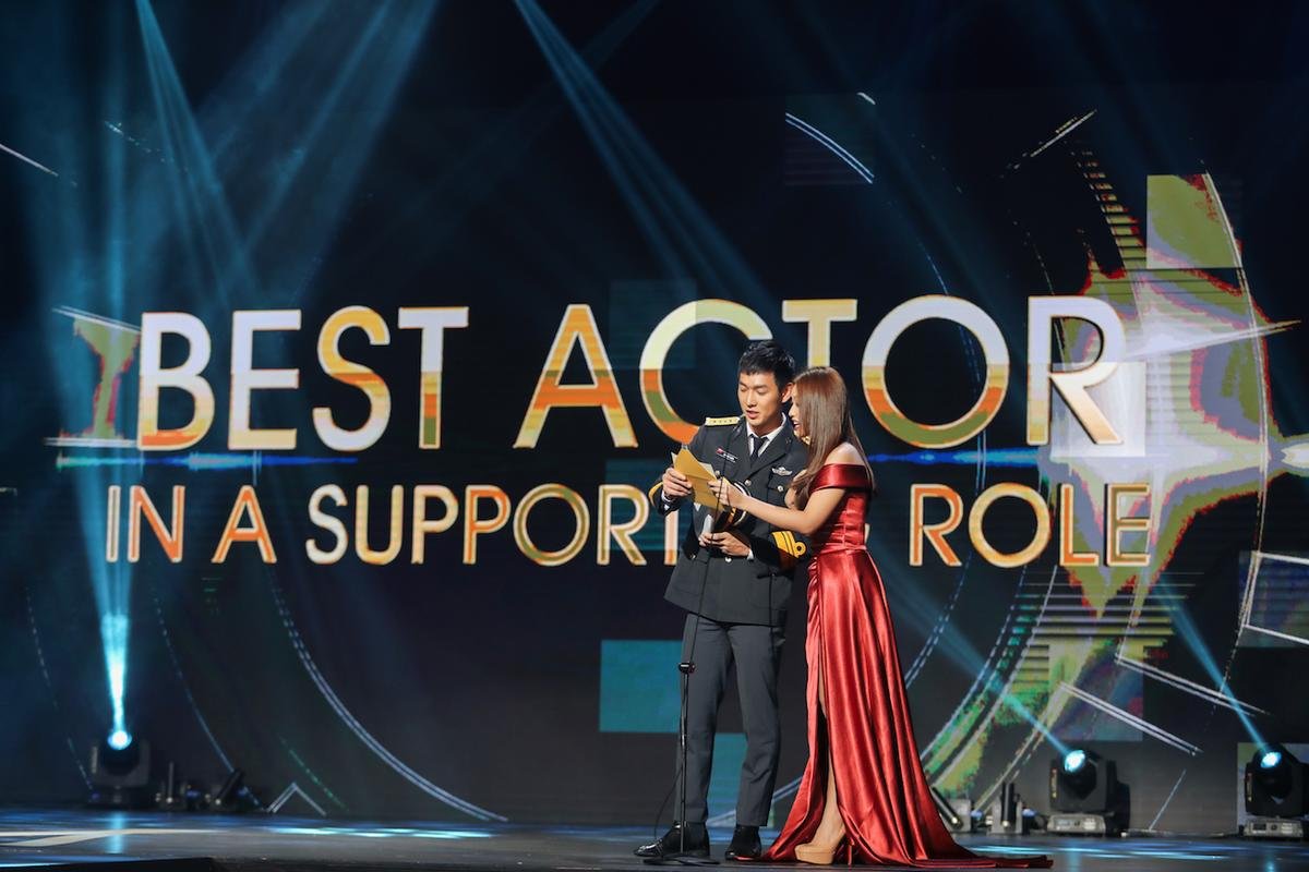 Khả Ngân khoe vai trần quyến rũ, sánh đôi cùng Song Luân trên thảm đỏ 'Asian Academy Creative Awards 2018' Ảnh 5