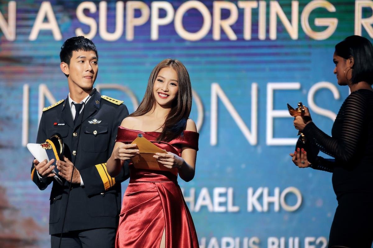 Khả Ngân khoe vai trần quyến rũ, sánh đôi cùng Song Luân trên thảm đỏ 'Asian Academy Creative Awards 2018' Ảnh 6