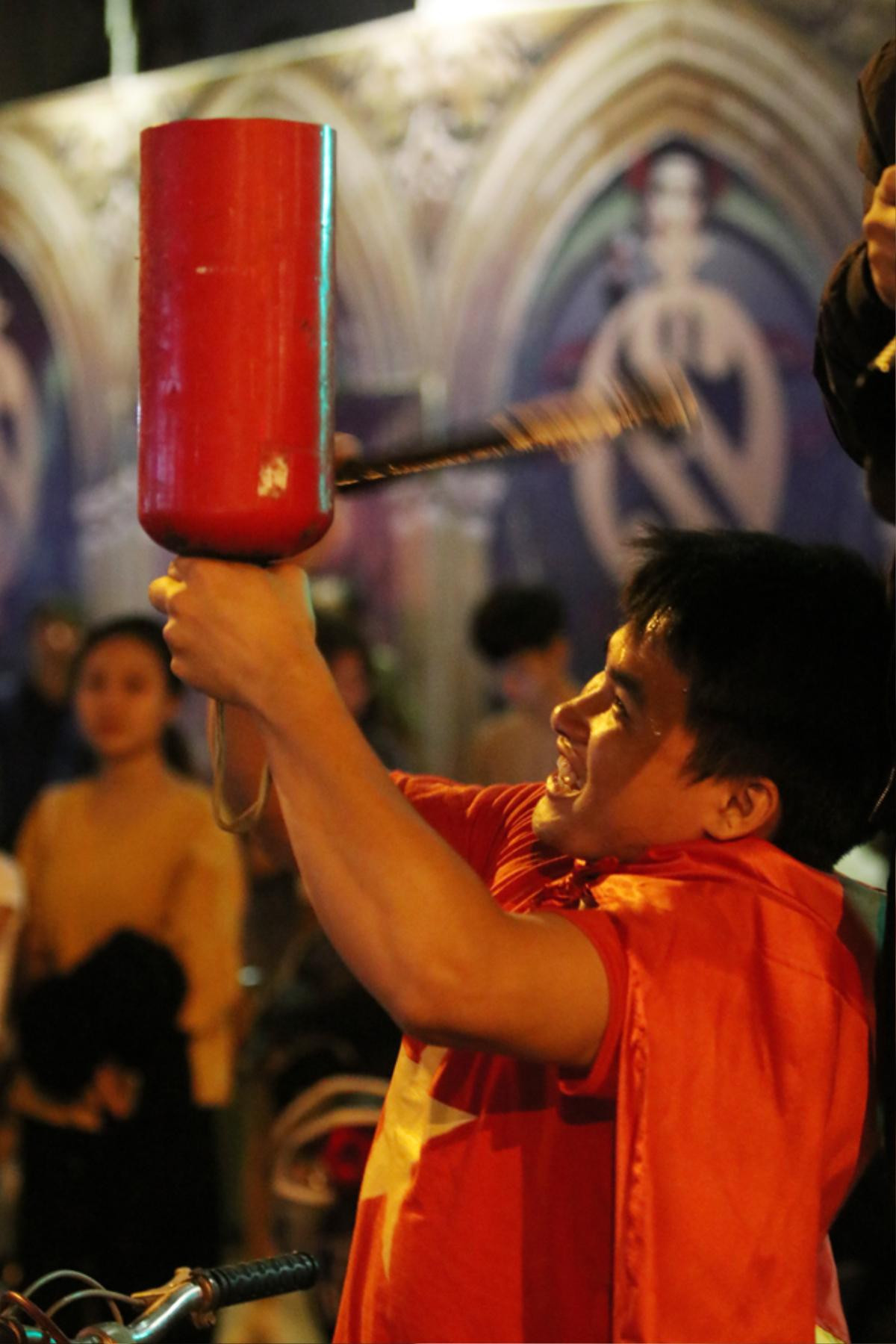 Hài hước với những hình ảnh muôn kiểu ăn mừng 'không đụng hàng' của các cổ động viên Việt Nam trong trận 'bão' vừa qua Ảnh 4