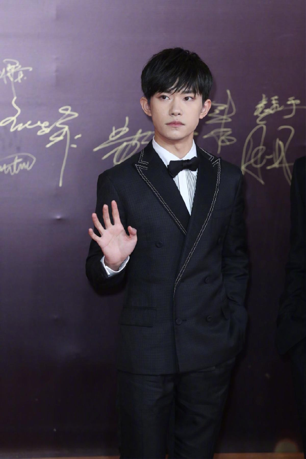 TFBOYS, Đường Yên cùng Lý Băng Băng, Đồng Lệ Á và loạt sao C-biz đổ bộ hảm đỏ 'Giải Hoa Biểu 2018' Ảnh 5