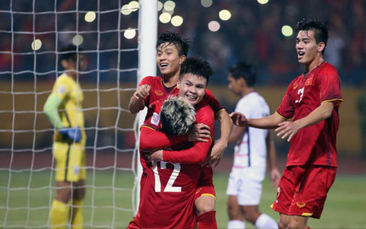 CĐV Việt Nam và cách ăn mừng độc đáo đậm chất '4.0' tại AFF Cup 2018 khiến nhiều đối thủ ghen tị Ảnh 1