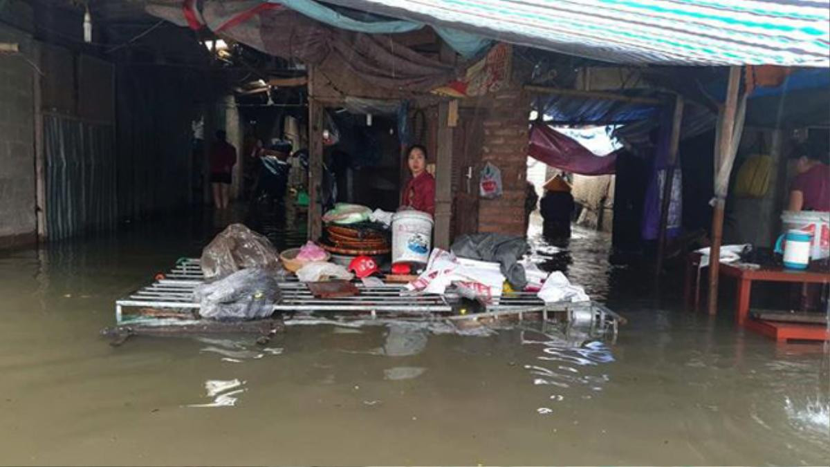 Mưa to liên tục từ đêm đến sáng, hàng trăm ki ốt chợ Vinh chìm trong nước Ảnh 3