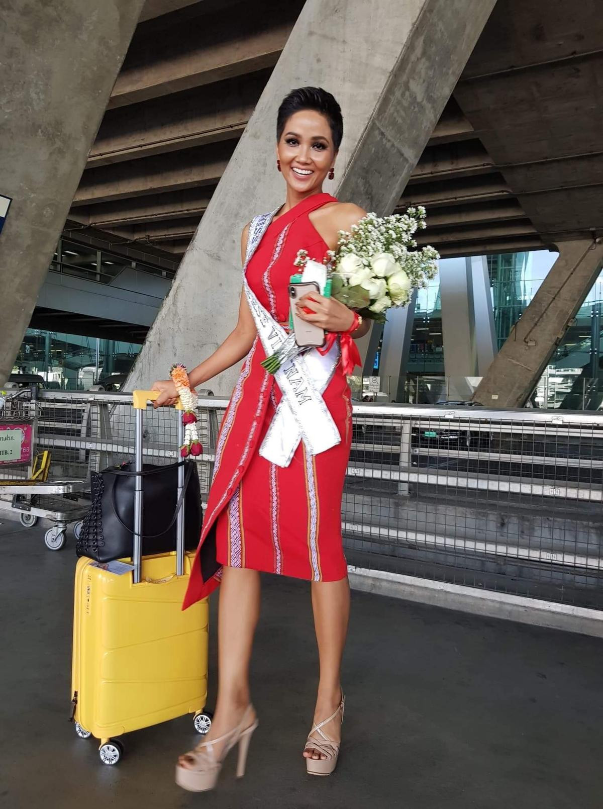 Đây đích thực là tông màu 'phong thủy' H'Hen Niê mê đắm tại Miss Universe 2018 Ảnh 8