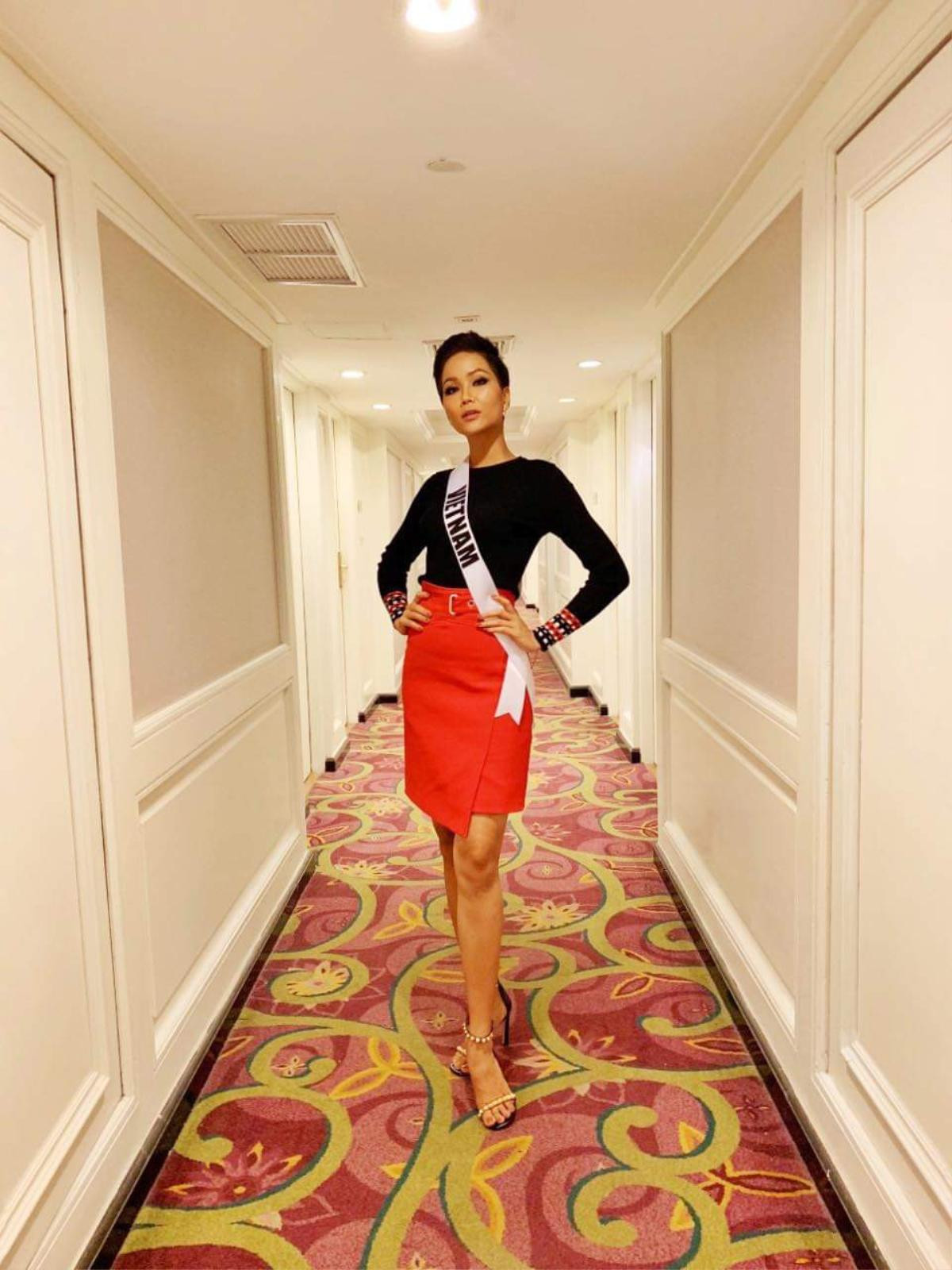 Đây đích thực là tông màu 'phong thủy' H'Hen Niê mê đắm tại Miss Universe 2018 Ảnh 12