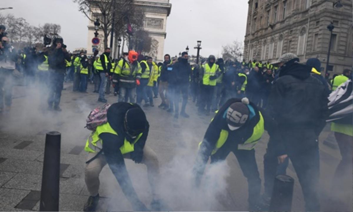 Cảnh sát Pháp đụng độ người biểu tình ở Paris Ảnh 2