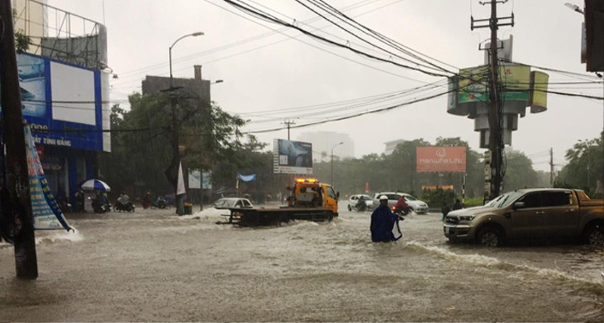 Nghệ An: Thành phố ngập trong biển nước, giao thông tê liệt Ảnh 1