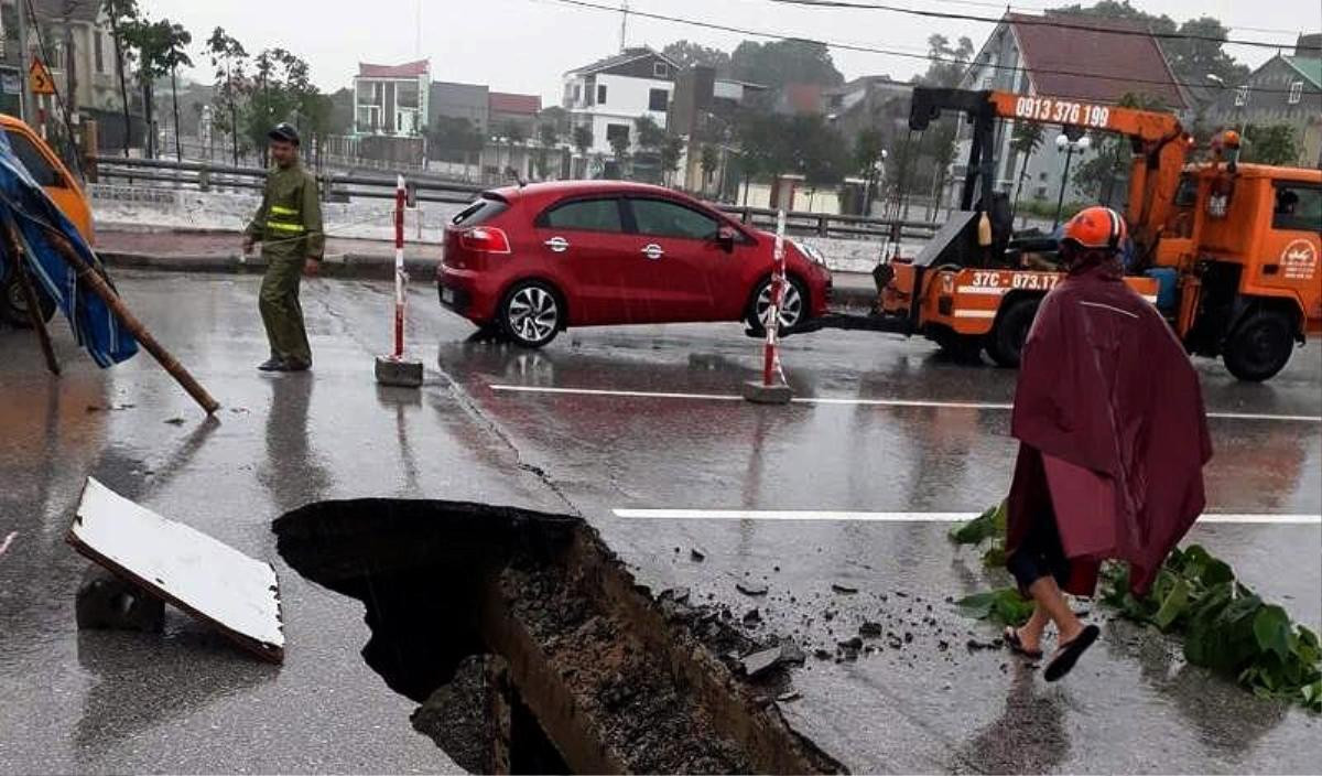 Nghệ An: Thành phố ngập trong biển nước, giao thông tê liệt Ảnh 4