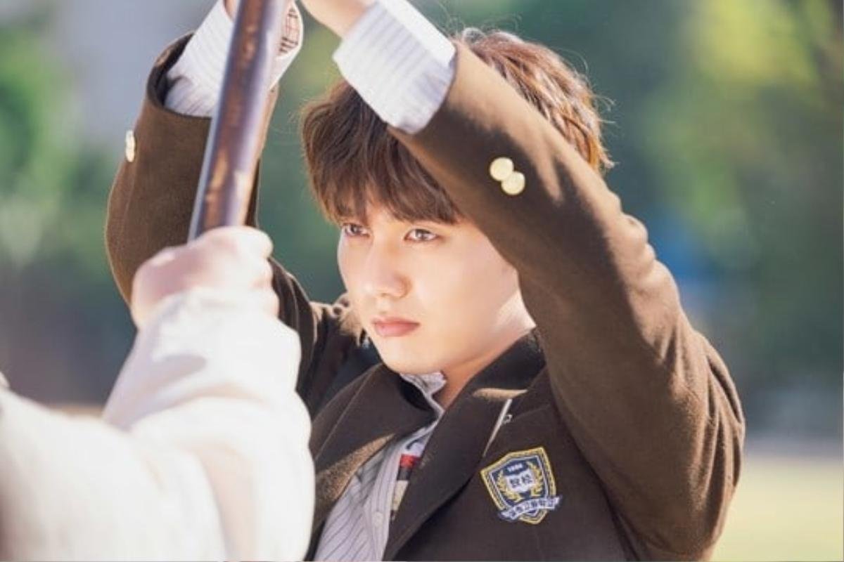 'My Strange Hero': Yoo Seung Ho bị rách quần lúc chịu phạt nhưng vẫn tỏ ra 'ngầu lòi' Ảnh 3