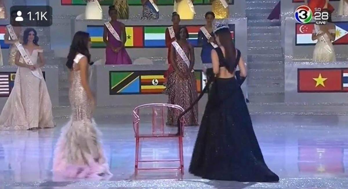 'Kém sang' nhất Miss World: Ghế đăng quang quá xấu, hợp với dáng ngồi của Công Phượng hơn tân hoa hậu Ảnh 2