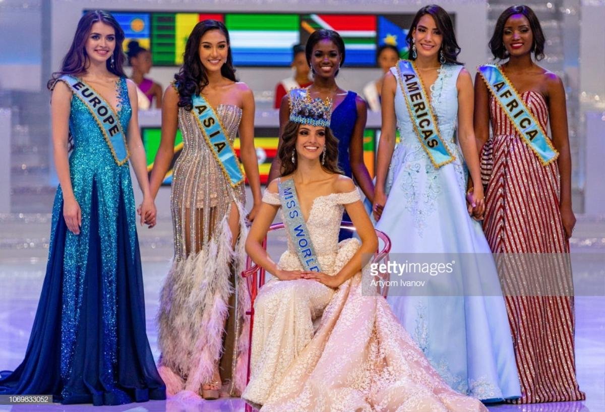 'Kém sang' nhất Miss World: Ghế đăng quang quá xấu, hợp với dáng ngồi của Công Phượng hơn tân hoa hậu Ảnh 1