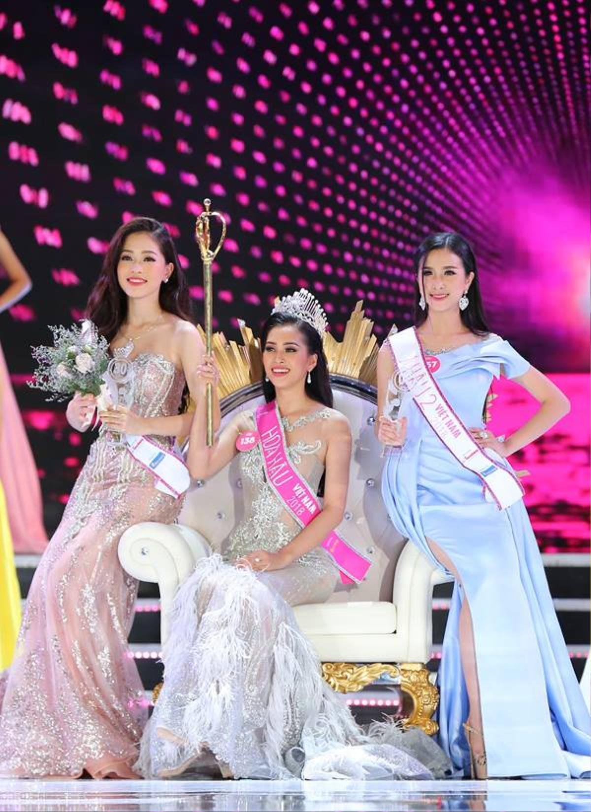 'Kém sang' nhất Miss World: Ghế đăng quang quá xấu, hợp với dáng ngồi của Công Phượng hơn tân hoa hậu Ảnh 10