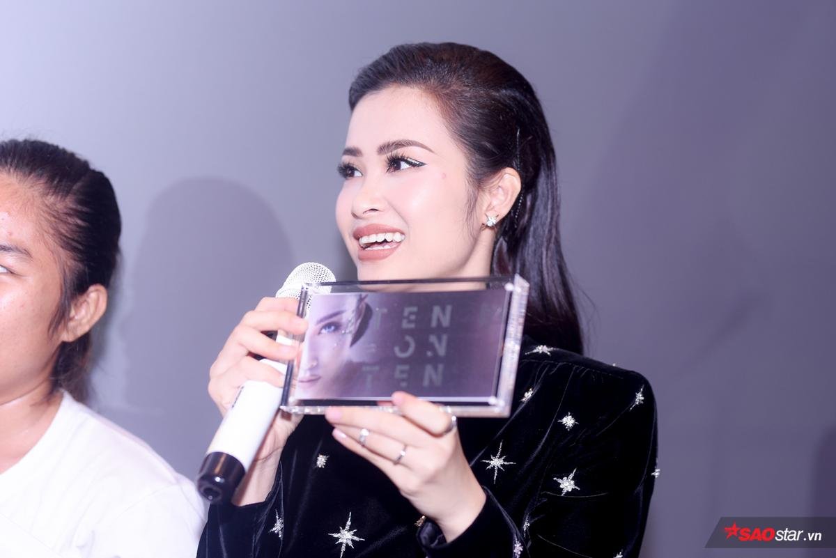 Hot: Cùng Đông Nhi 'đập hộp' 'siêu album' XOX nặng đến… 6 ki-lô-gram! Ảnh 4