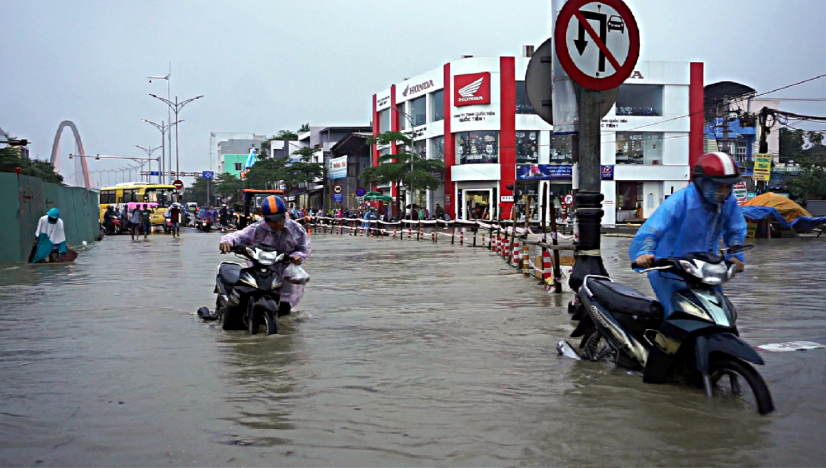 Đà Nẵng ngập nặng sau trận mưa lịch sử, đường phố biến thành sông, nước ngập tận mép giường Ảnh 6