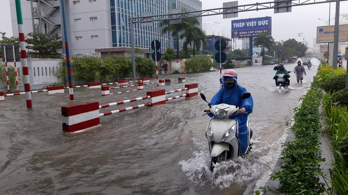 Đà Nẵng ngập nặng sau trận mưa lịch sử, đường phố biến thành sông, nước ngập tận mép giường Ảnh 8