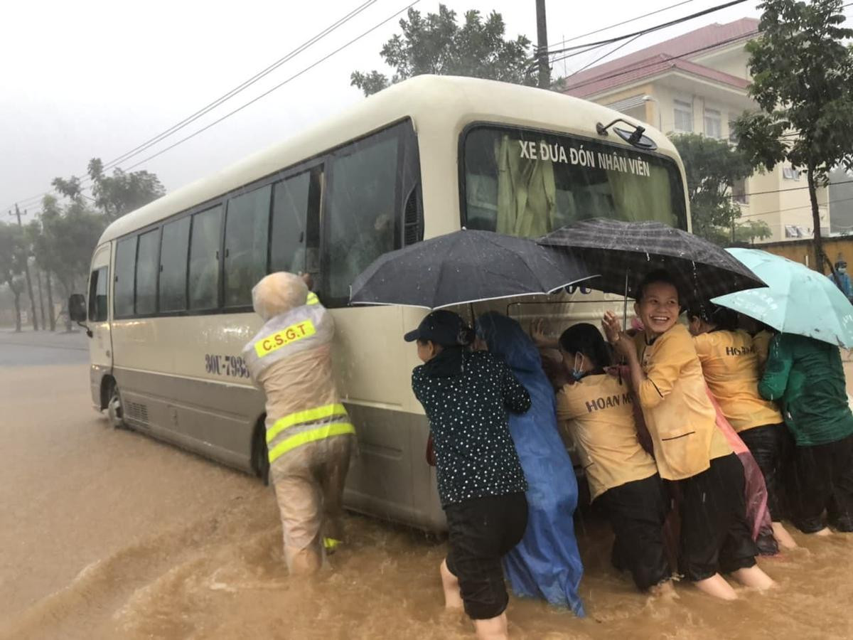 Đà Nẵng ngập nặng sau trận mưa lịch sử, đường phố biến thành sông, nước ngập tận mép giường Ảnh 12