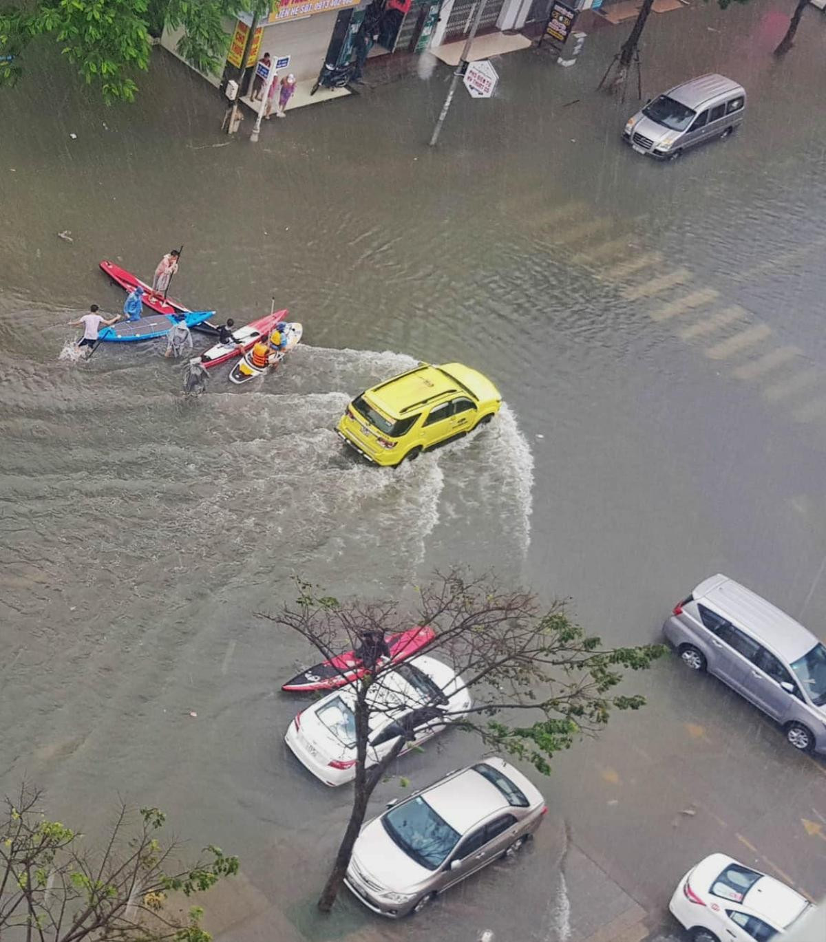 Tranh thủ mưa kéo dài nước ngập sâu, nhóm thanh niên Đà Nẵng kéo nhau ra giữa đường lướt ván đứng gây chú ý Ảnh 12