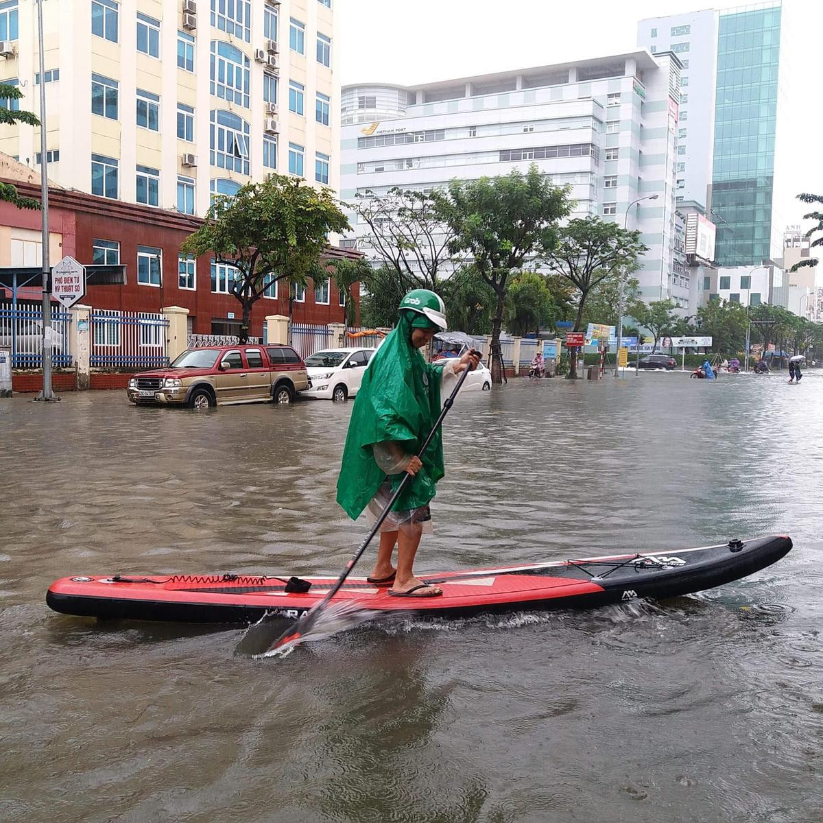 Tranh thủ mưa kéo dài nước ngập sâu, nhóm thanh niên Đà Nẵng kéo nhau ra giữa đường lướt ván đứng gây chú ý Ảnh 2