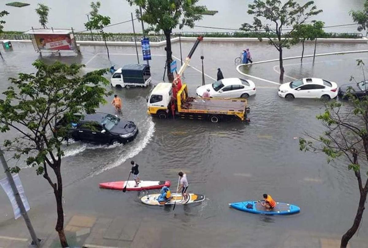 Tranh thủ mưa kéo dài nước ngập sâu, nhóm thanh niên Đà Nẵng kéo nhau ra giữa đường lướt ván đứng gây chú ý Ảnh 5