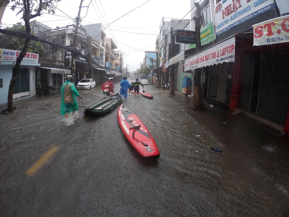 Tranh thủ mưa kéo dài nước ngập sâu, nhóm thanh niên Đà Nẵng kéo nhau ra giữa đường lướt ván đứng gây chú ý Ảnh 7