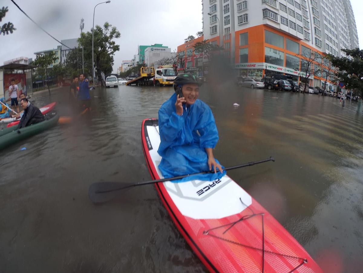 Tranh thủ mưa kéo dài nước ngập sâu, nhóm thanh niên Đà Nẵng kéo nhau ra giữa đường lướt ván đứng gây chú ý Ảnh 8