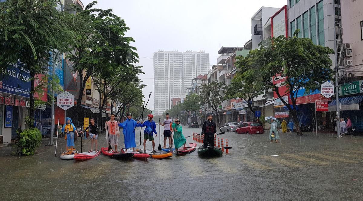 Tranh thủ mưa kéo dài nước ngập sâu, nhóm thanh niên Đà Nẵng kéo nhau ra giữa đường lướt ván đứng gây chú ý Ảnh 10