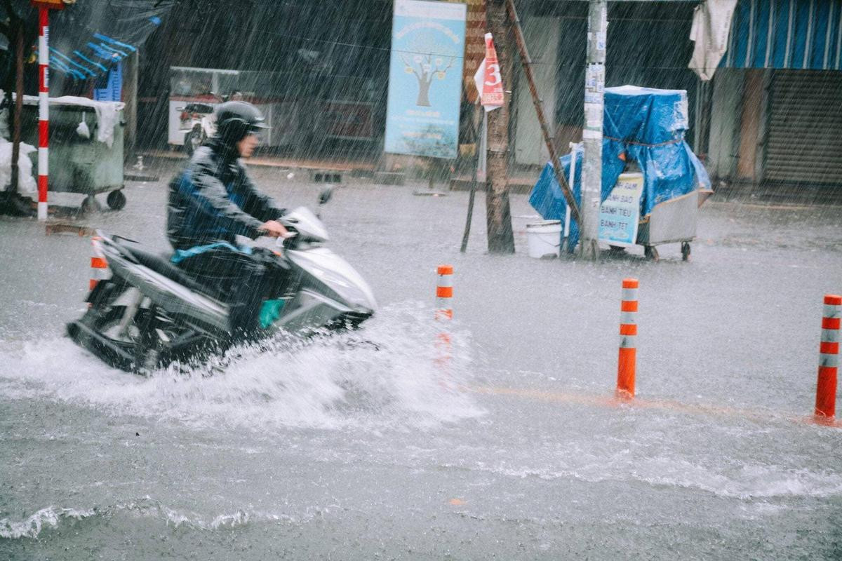 Nhiều tuyến đường dẫn vào các trường học bị cấm do mực nước dâng cao, học sinh sinh viên được nghỉ học trong ngày mai Ảnh 5