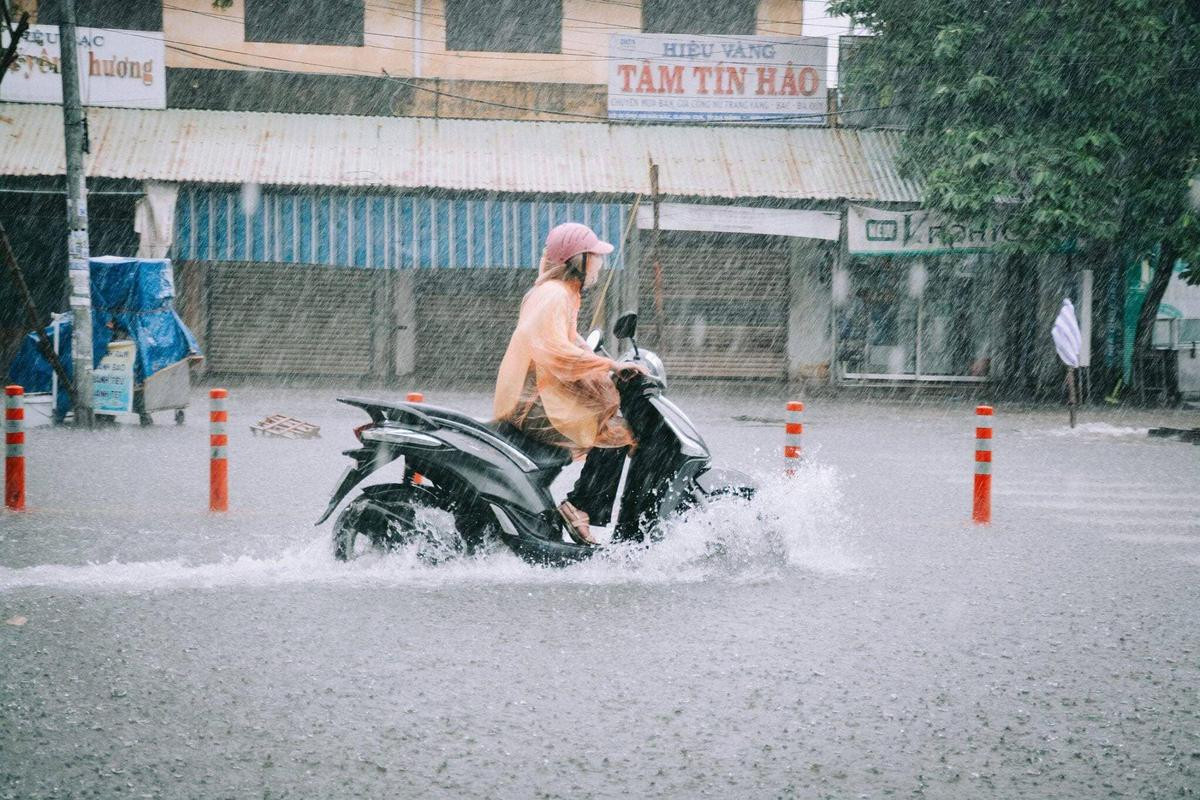 Nhiều tuyến đường dẫn vào các trường học bị cấm do mực nước dâng cao, học sinh sinh viên được nghỉ học trong ngày mai Ảnh 9