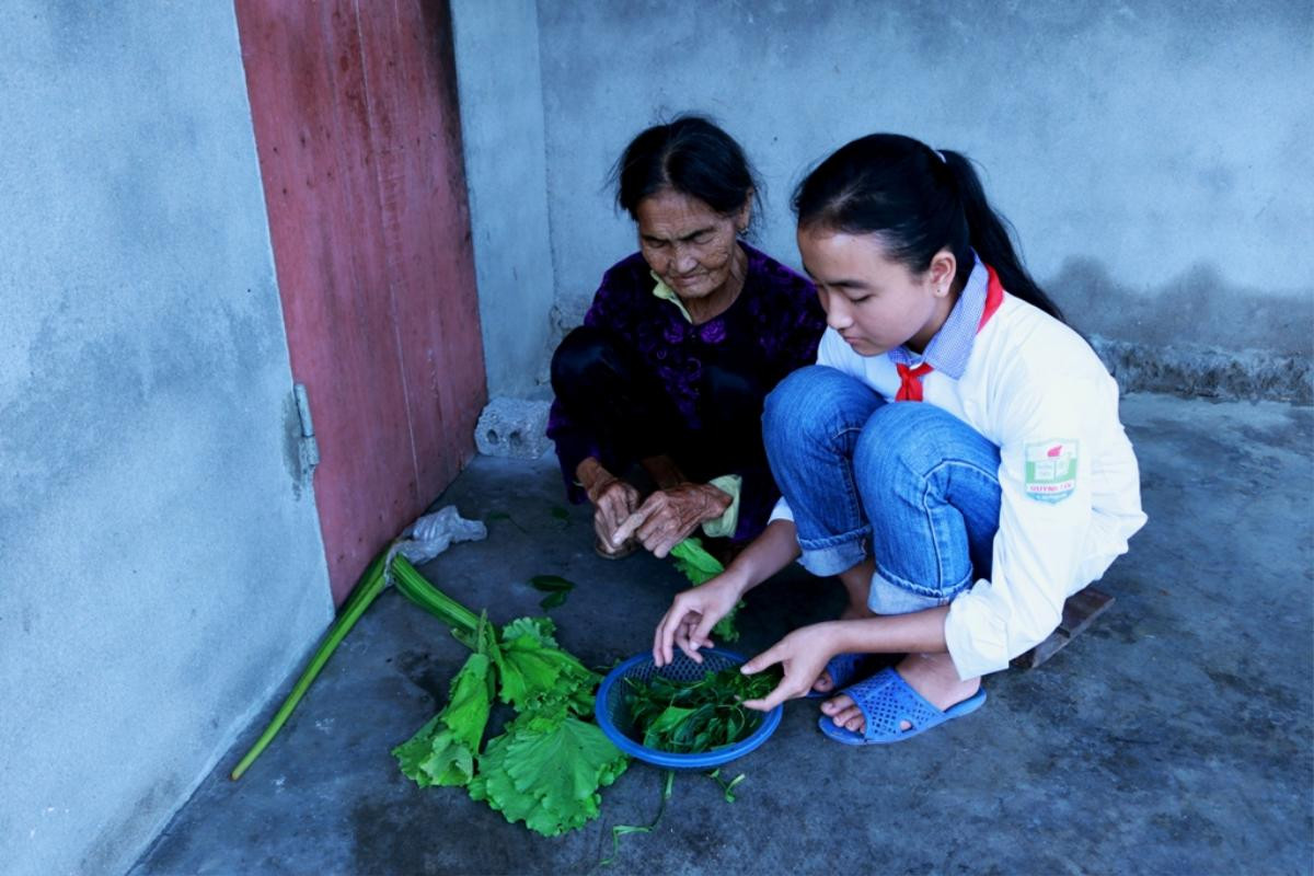 Hành trình vượt lên số phận của nữ sinh lớp mang 2 dòng máu Việt Trung: 'Em muốn học xong lớp 12 để đi làm phụ giúp ông bà' Ảnh 1