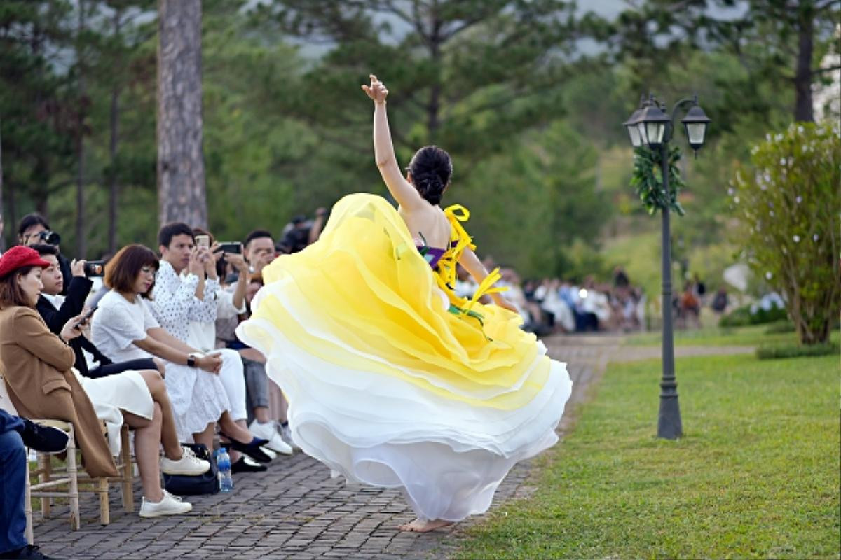 Lệ Nam - Nam Em khiến netizen 'loạn cào cào' để phân biệt trên sàn runway Ảnh 3