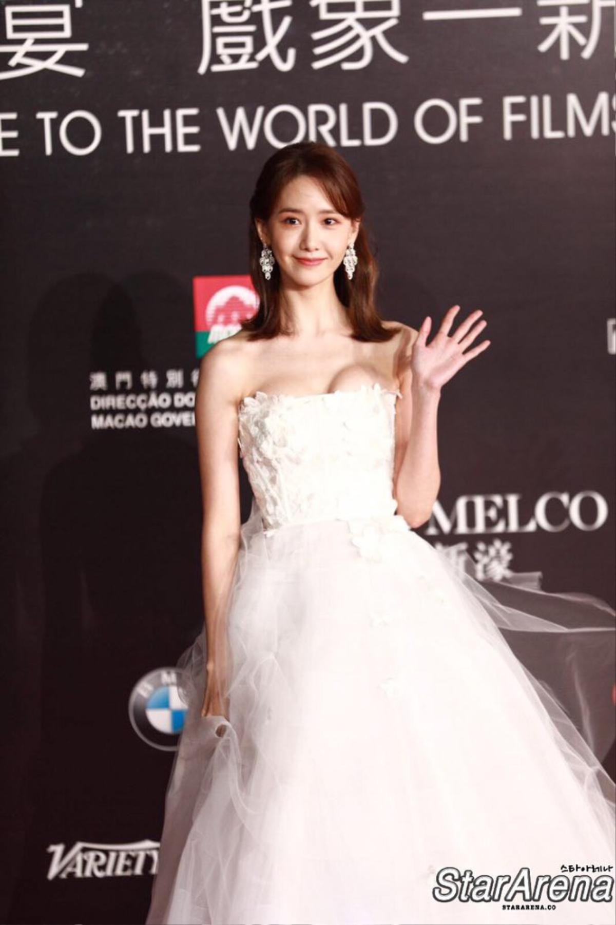 YoonA (SNSD) xinh như mộng khi chụp hình chung với sao Hollywood Nicolas Cage - D.O (EXO) có kì nghỉ đầu tiên sau 7 năm Ảnh 2