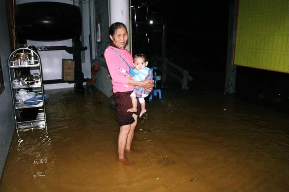 Một ngày sau trận mưa dữ, người dân Quảng Nam phải vật lộn trong cơn lũ cao hơn 1m Ảnh 11