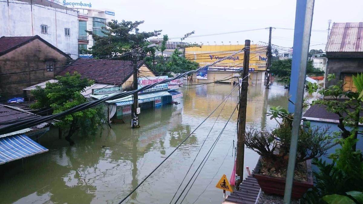 Một ngày sau trận mưa dữ, người dân Quảng Nam phải vật lộn trong cơn lũ cao hơn 1m Ảnh 1